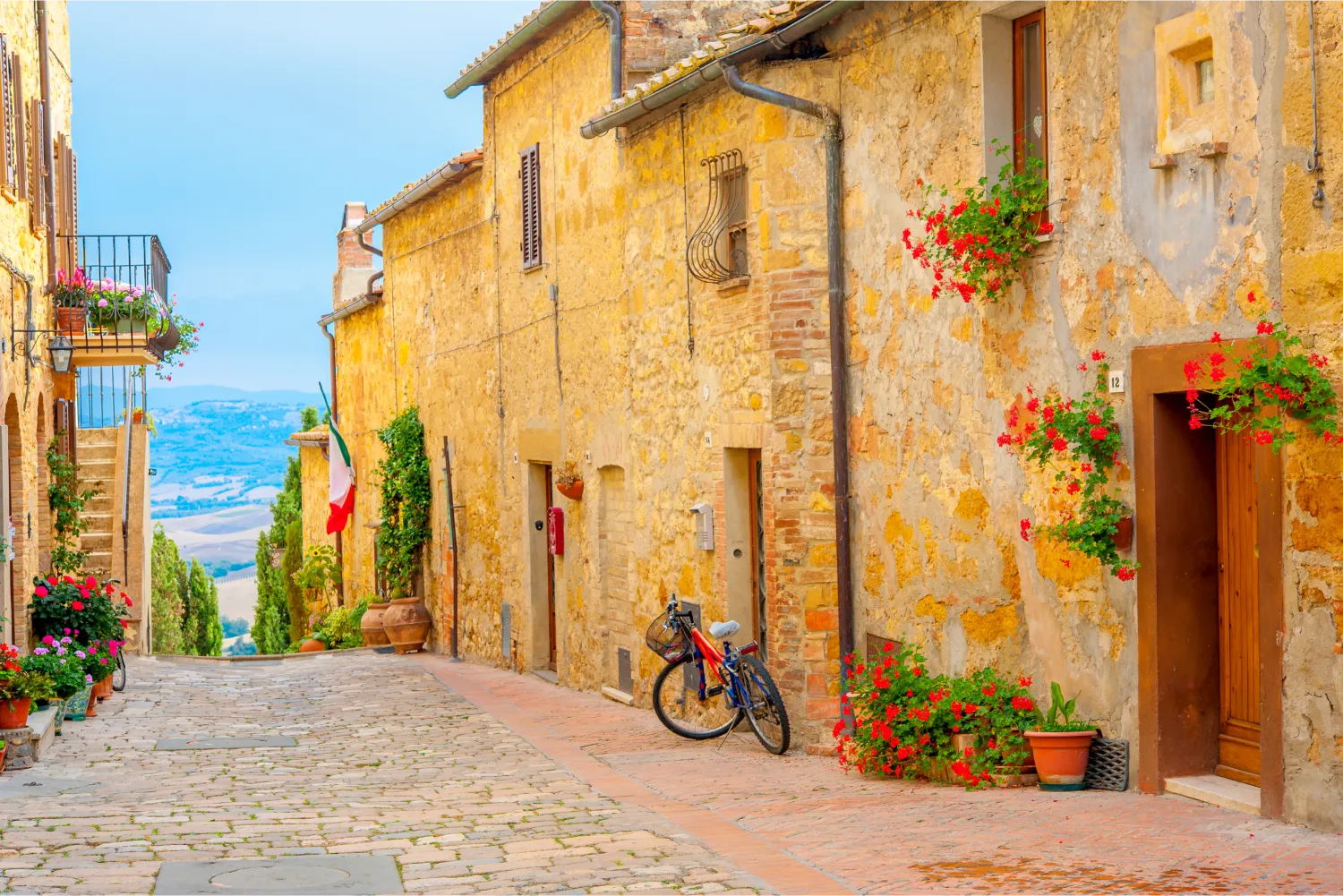 Eine Straße in dem schönen kleinen Dorf San Gimignano in Livorno mit Blick auf das toskanische Tal