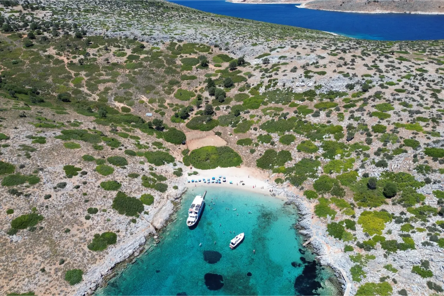 Luftaufnahme einer kleinen Bucht mit zwei Yachten in Skyros