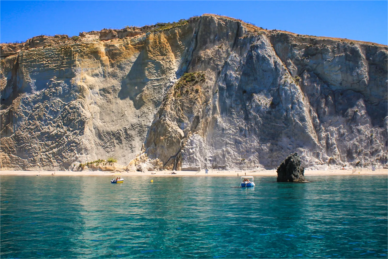 Das schöne Gesicht der Insel Ponza vom kristallklaren blauen Wasser der Chiaia Di Luna aus gesehen