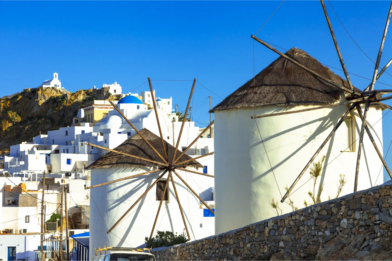 Die Windmühlen von Serifos und Chora im Hintergrund