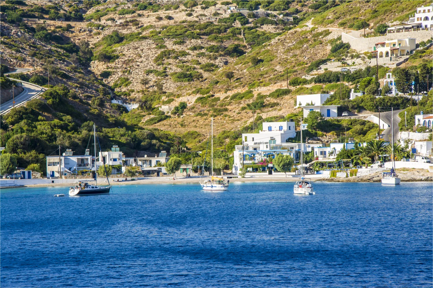 eine kleine Bucht mit Booten und einem bergigen Hintergrund in Agathonisi