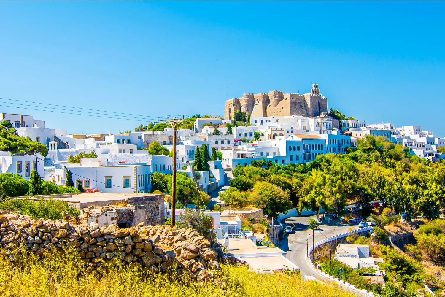 Blick auf Patmos Chora mit seiner dominierenden Burg im Hintergrund