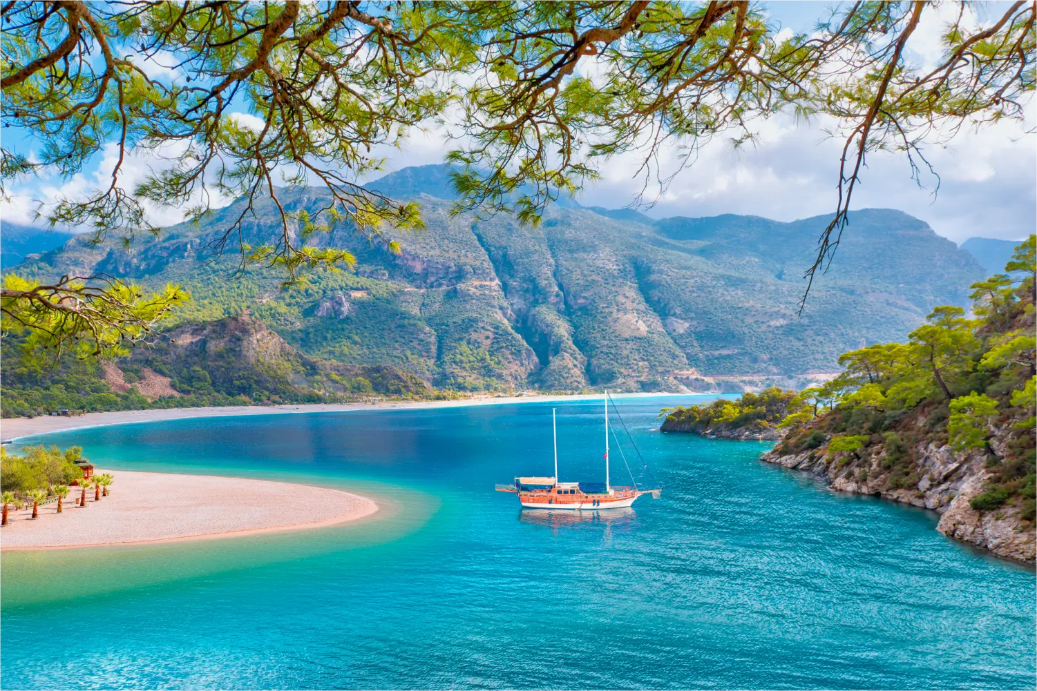 Blick auf ein touristisches Oldtimer-Schiff in einer dramatischen Landschaft in Fethiye