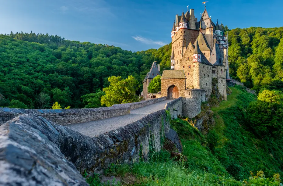 Die beeindruckende Burg Eltz mit ihren üppigen Wäldern in Rheinland-Pfalz, Deutschland