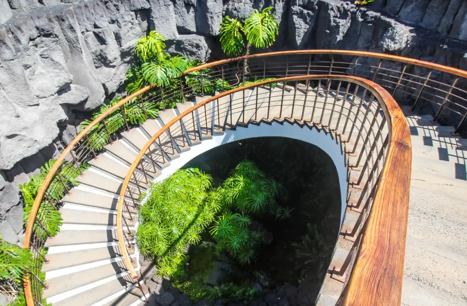 Eine Wendeltreppe auf Lanzarote, die zu einem botanischen Garten führt
