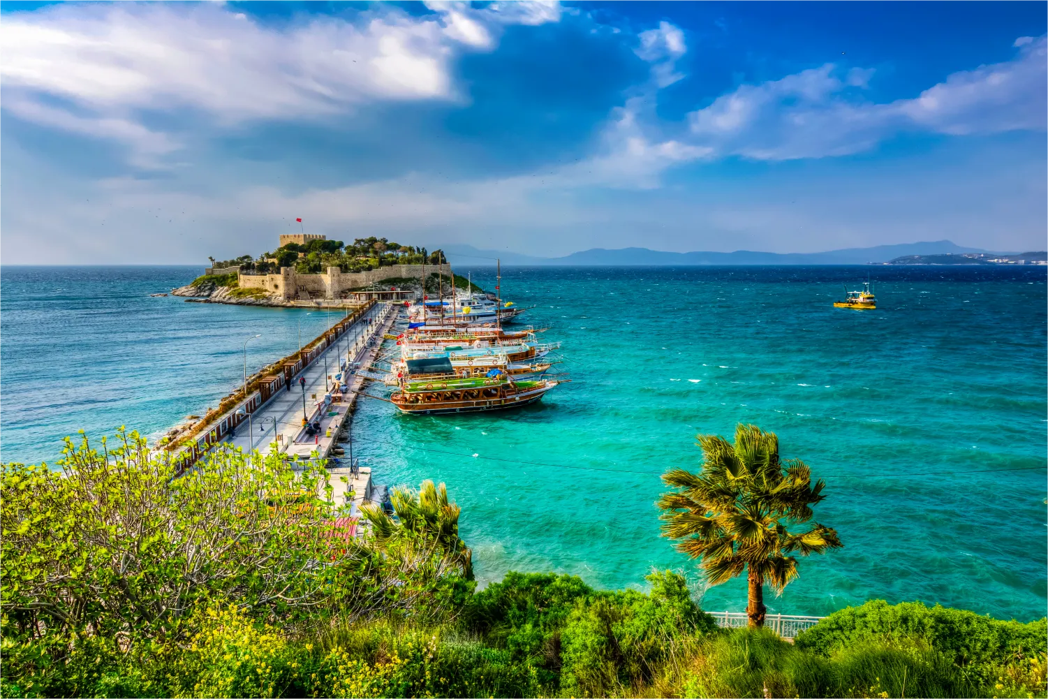 Blick auf die Brücke, die Kusadasi mit der Taubeninsel verbindet