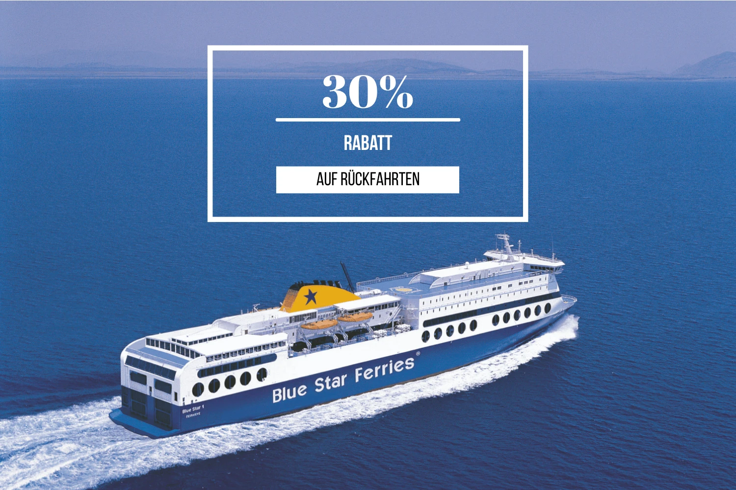 Ein Fährschiff der Reederei Blue Star Ferries durchquert das Ägäische Meer. Über dem Schiff steht ''30 % Rabatt auf Rückfahrten''.
