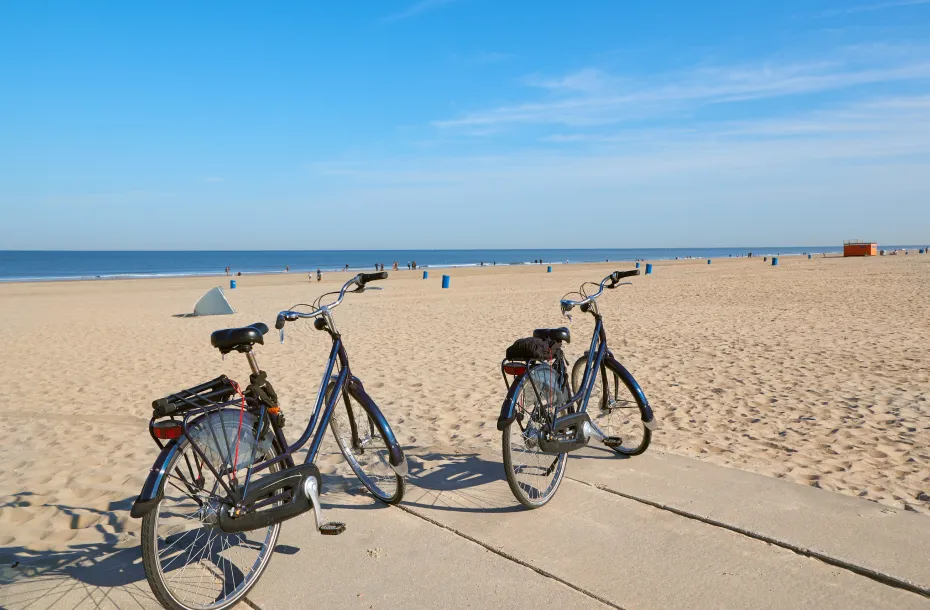 Fahrräder am Strand, in der Nähe des Hafens von Hoek van Holland, wo die Fähren ankommen