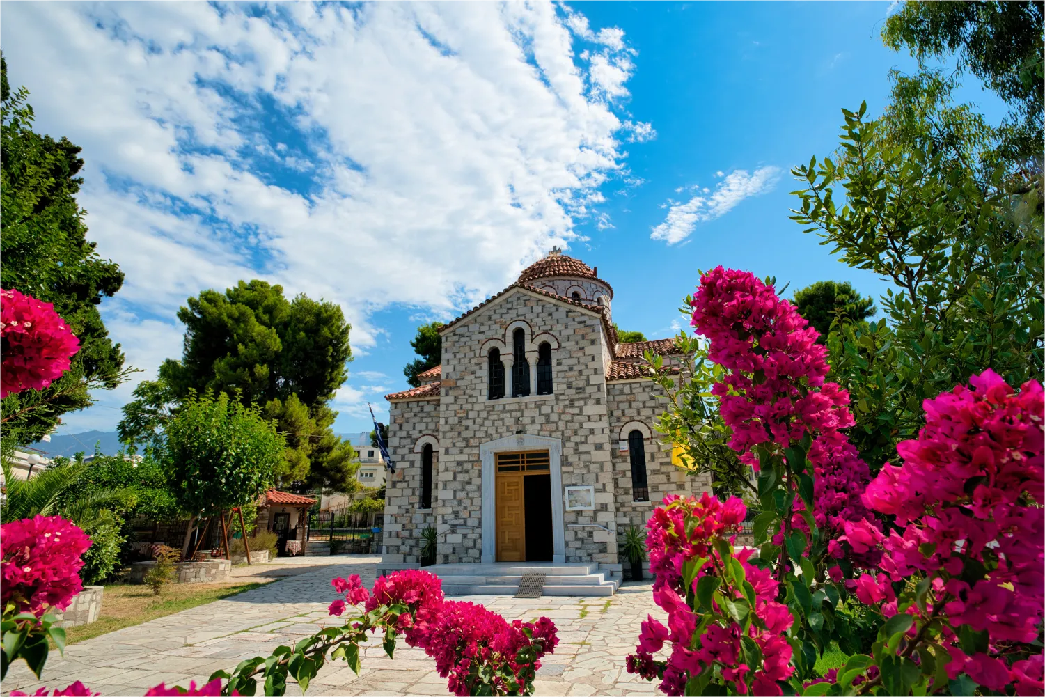 Eine Kirche mit einem schönen Garten in Volos Stadt