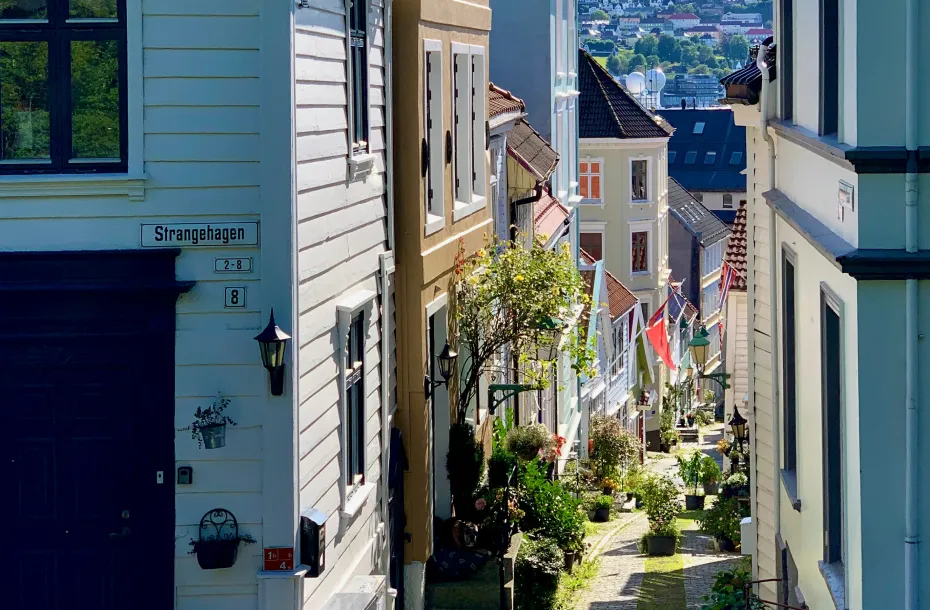 Schöne, schmale gepflasterte Straße in Bergen mit umliegenden Gebäuden.