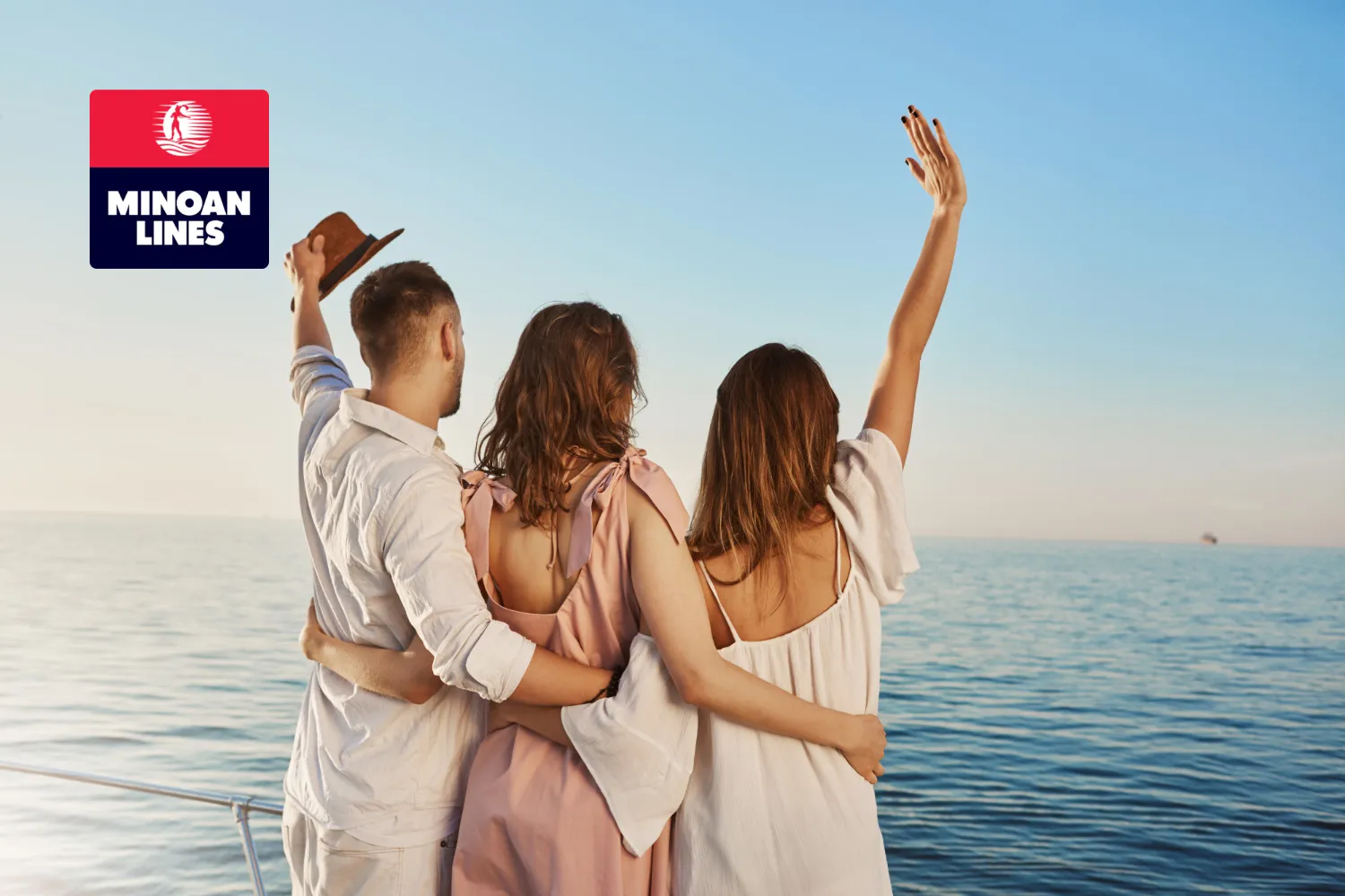 Eine Gruppe von drei Freunden stehen auf dem Schiffsdeck und schauen umarmt Richtung Meer.