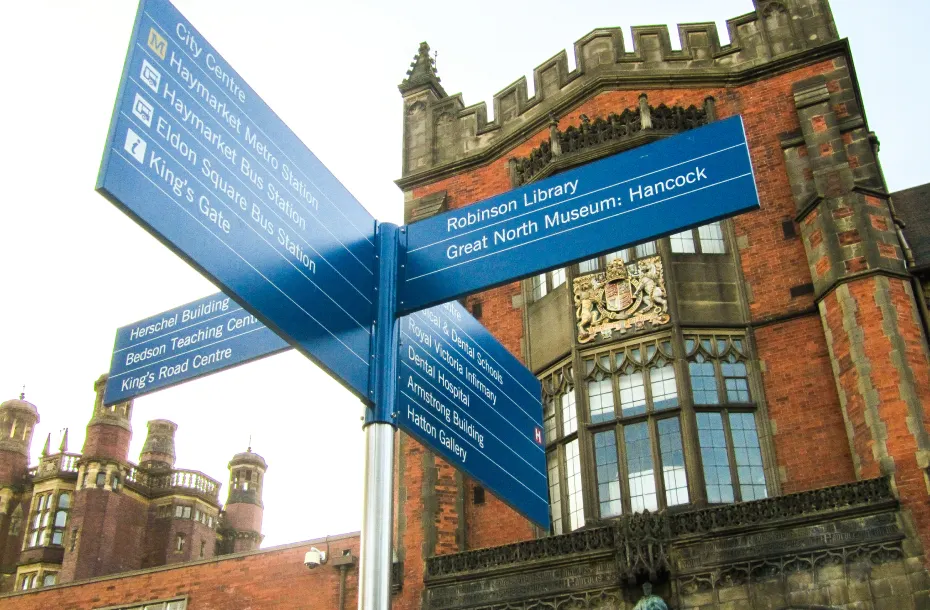 Campusplan mit dem Studentenwerksgebäude der Newcastle University im Hintergrund