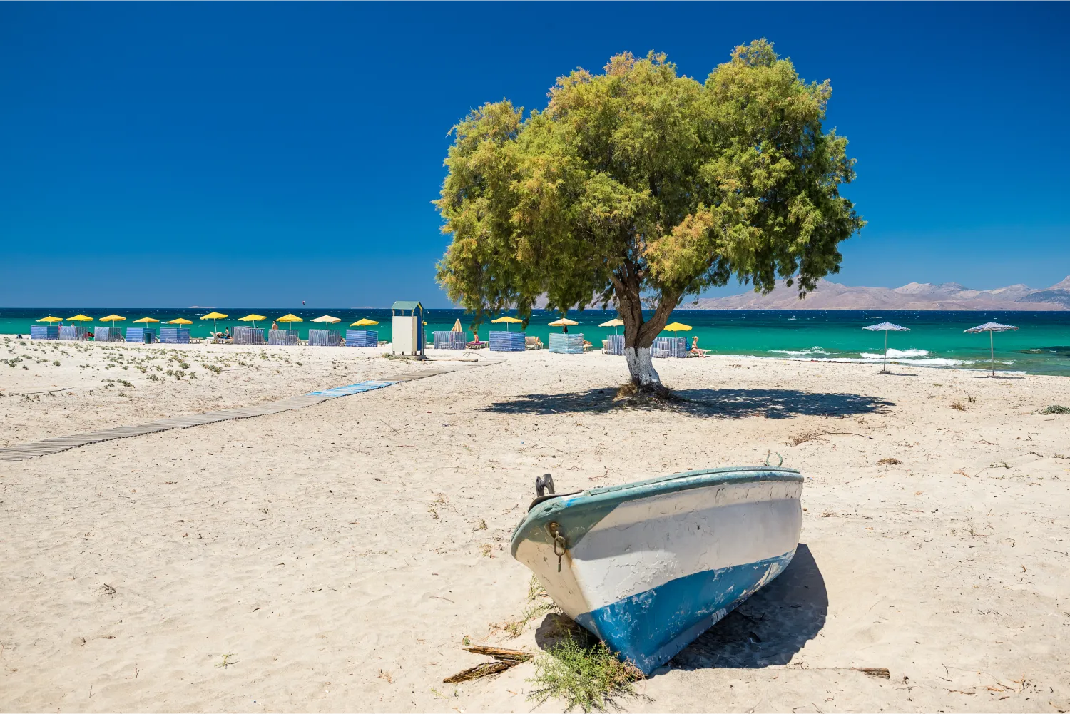 Ein Fischerboot auf dem Sand des Marmari Strandes in Mastichari, Kos