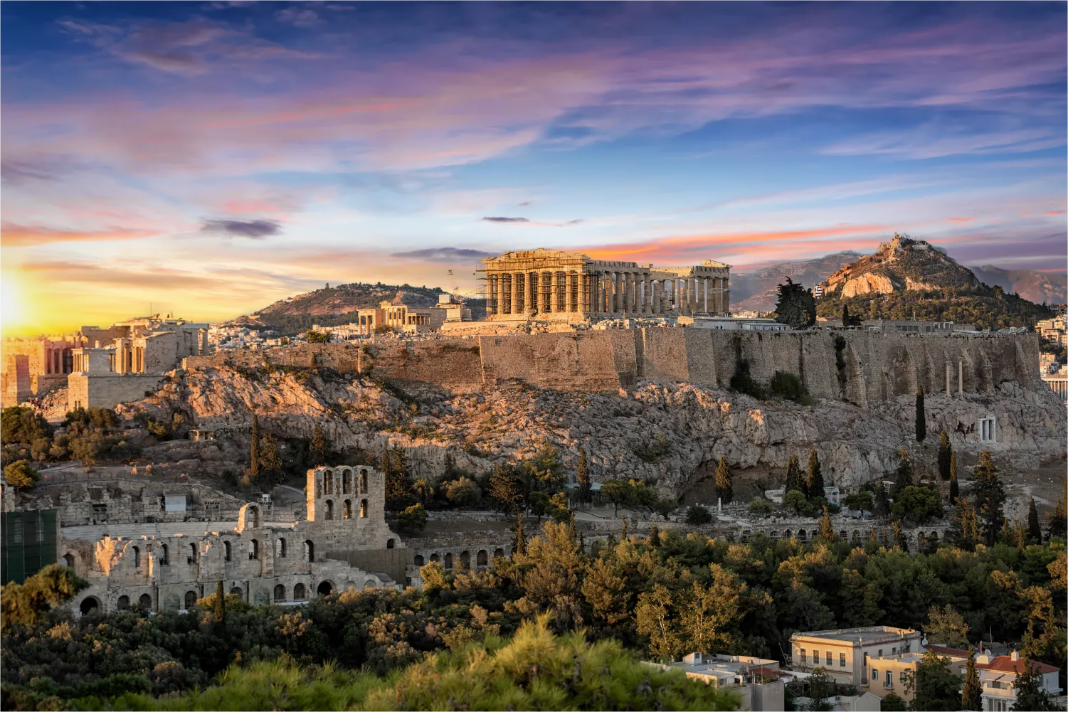 Blick auf die schillernde Akropolis von Athen und ihre Umgebung