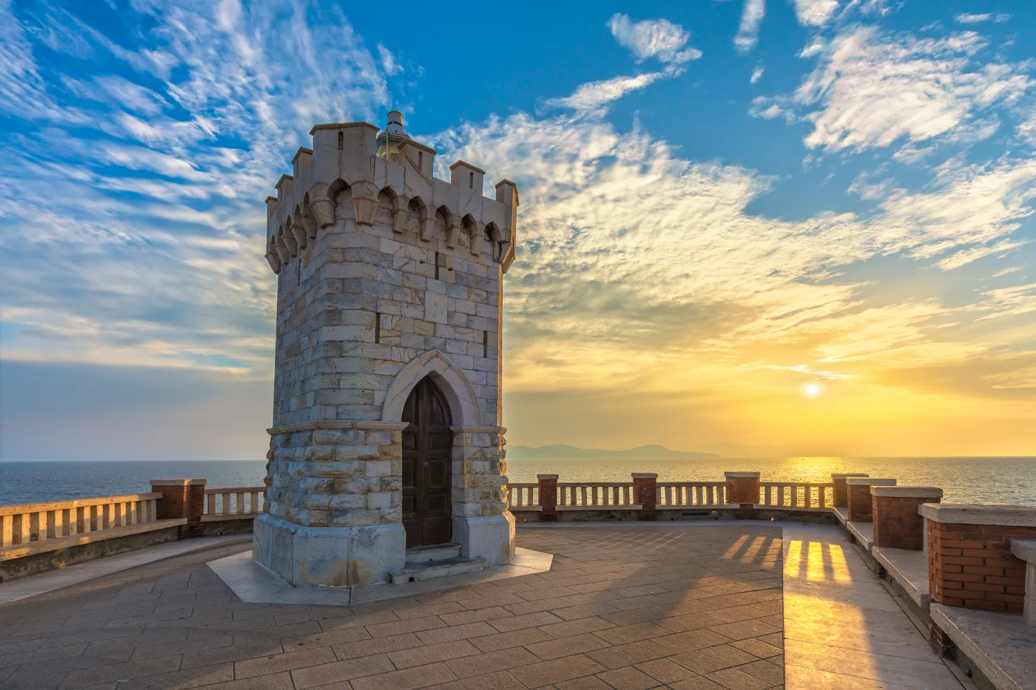 piombino sonnenuntergang piazza bovio leuchtturm image