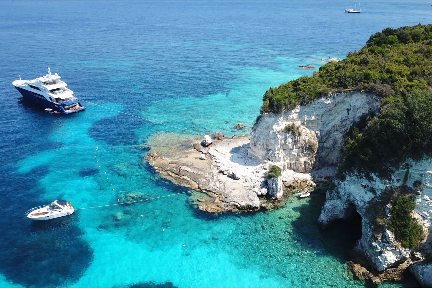Luftaufnahme des kristallklaren Meeres der exotischen Insel Antipaxos