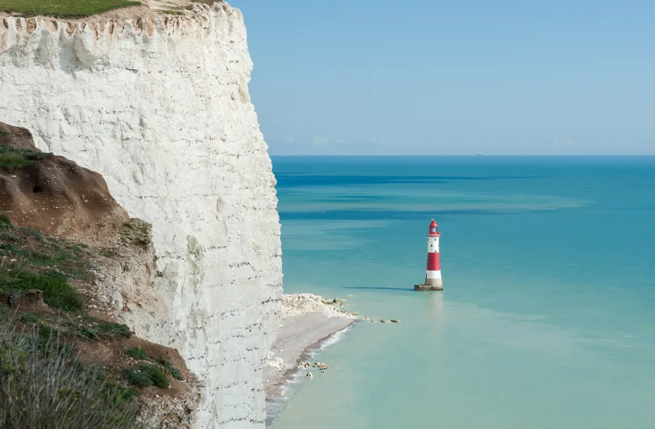 Herrliche Aussicht auf den Seven Sisters Nationalpark mit seinen weißen Klippen und dem weiß-roten Leuchtturm in Dover, East Sussex, England