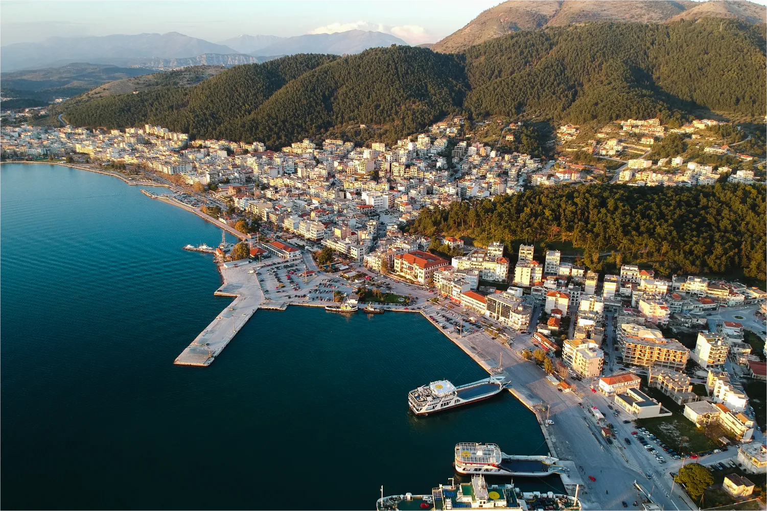 Luftaufnahme des Stadthafens von Igoumenitsa