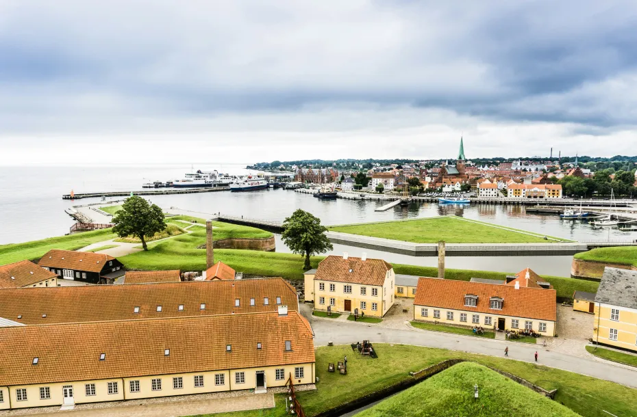 Schöne Aussicht auf Dänemarks Hafen mit der Stadt im Hintergrund