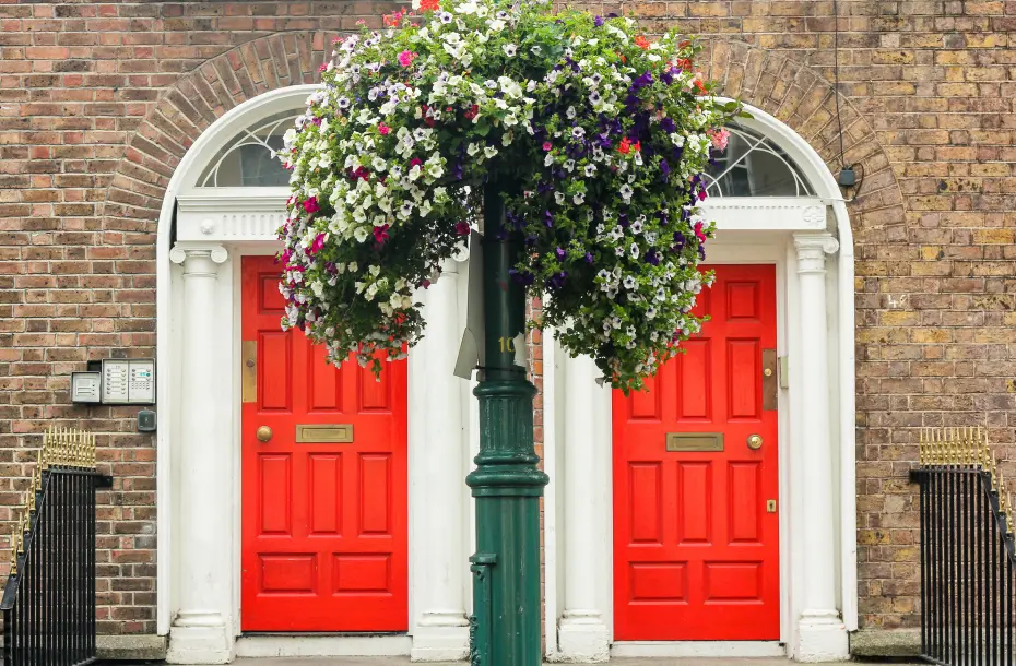 Zwei rote Türen eines Gebäudes in einer Straße in Dublin, Irland