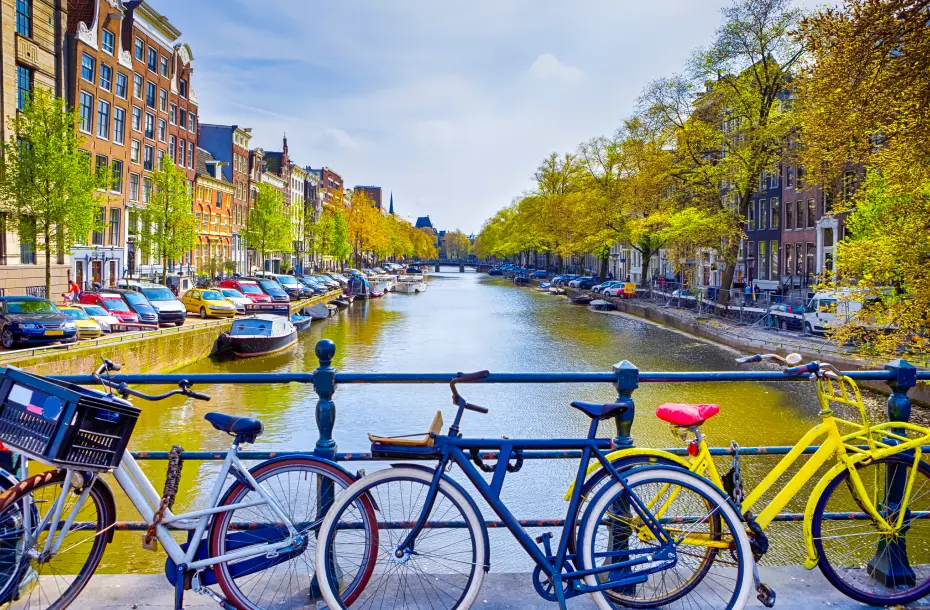Bunte Fahrräder auf der Brücke über Amsterdams berühmtem Kanal geparkt