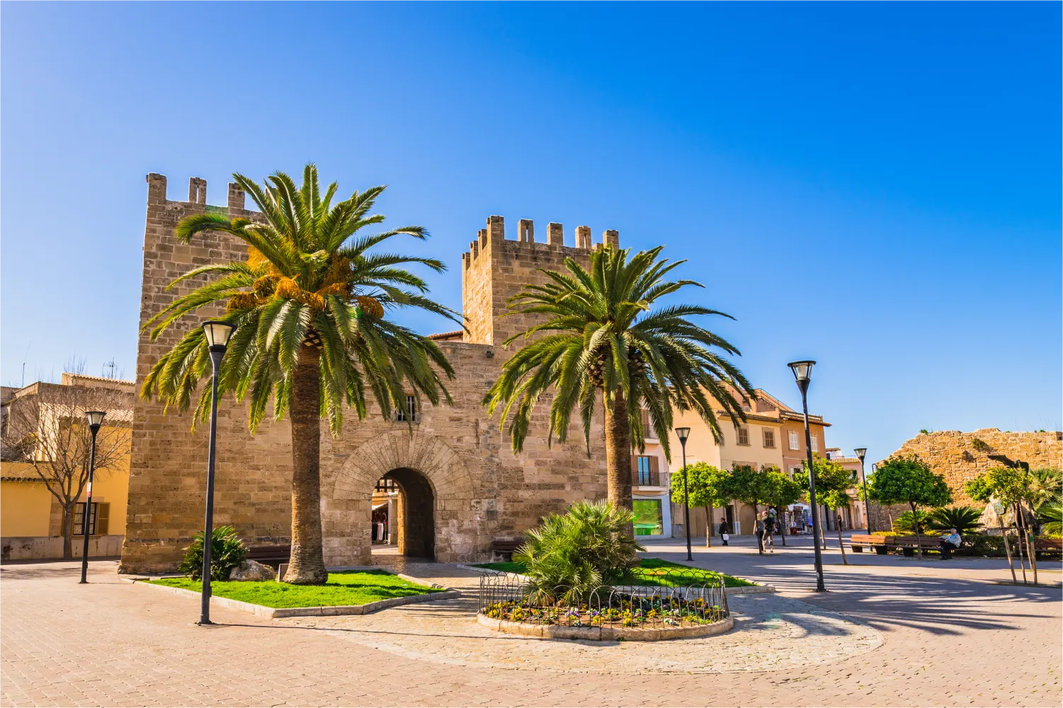 Das historische Stadttor Porta Del Moll in der Altstadt von Alcudia