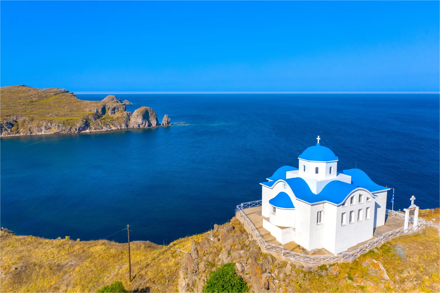 Die kleine Kirche von Agios Nikolaos am Eingang des Hafens von Myrina auf der Insel Limnos