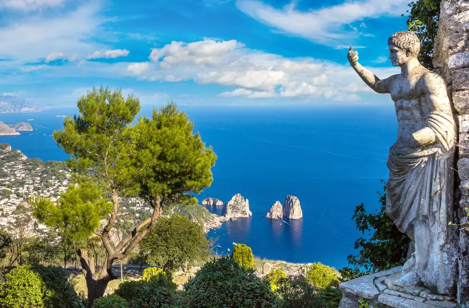 Die Statue des Kaisers Augustus auf einem Hügel in Capri mit Blick auf das blaue Meer und die „Grotten“