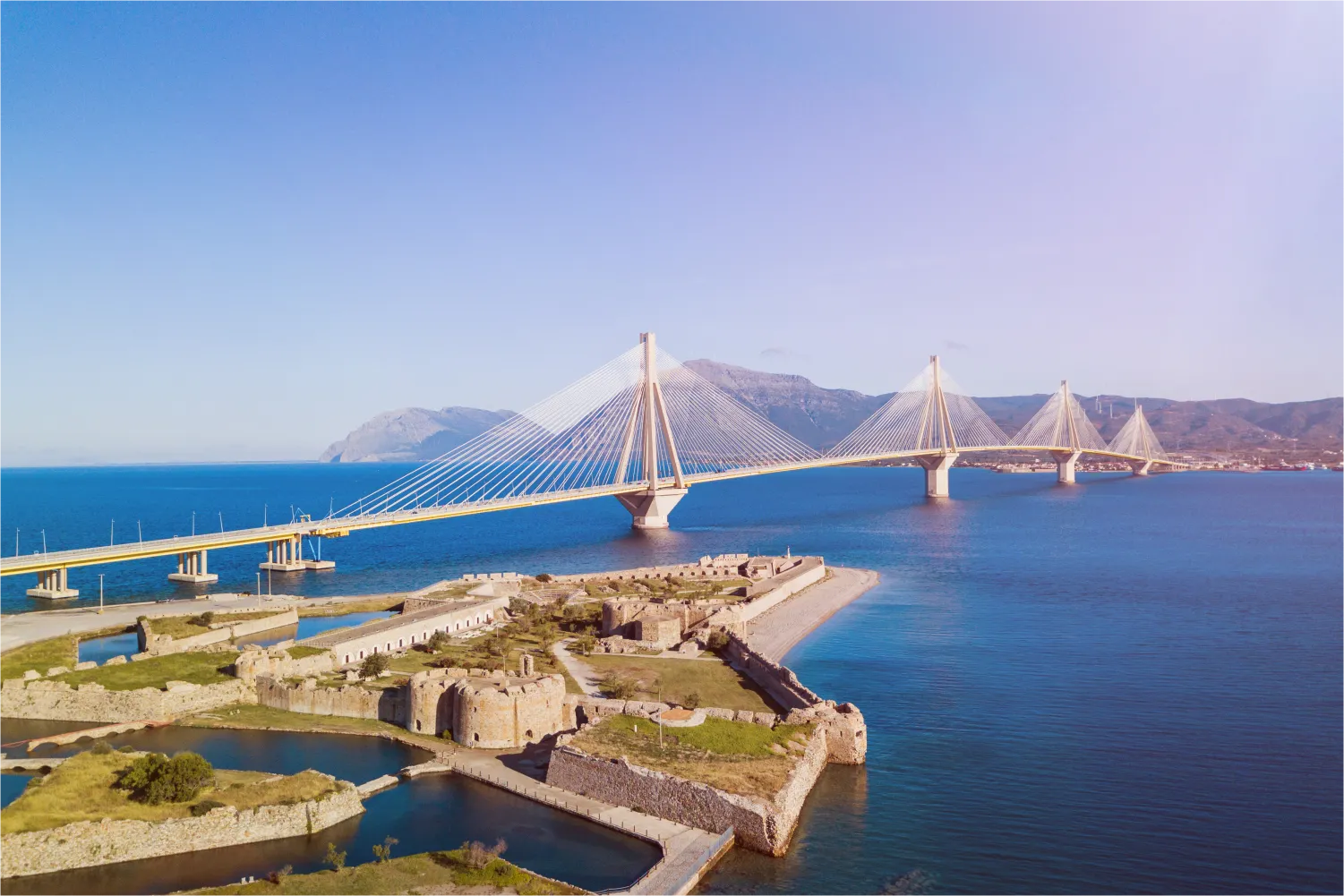 Festung von Patras und Brücke des Rio Antirio