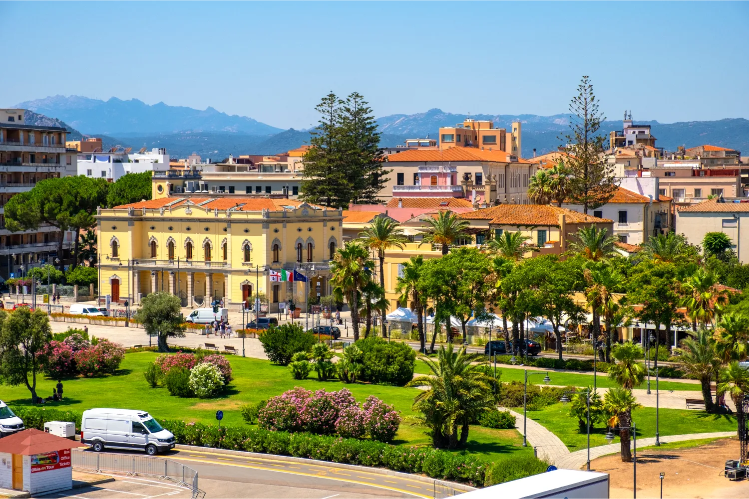 Das Rathaus Municipio Di Olbia und die Piazza Terranova Pausania im historischen Altstadtviertel von Olbia