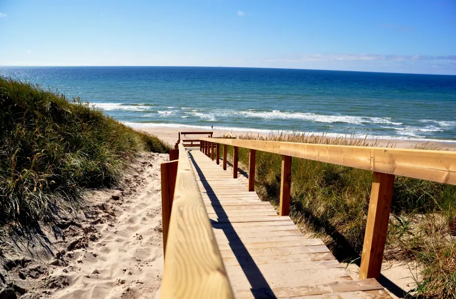Holztreppe zum Strand in Hirtshals