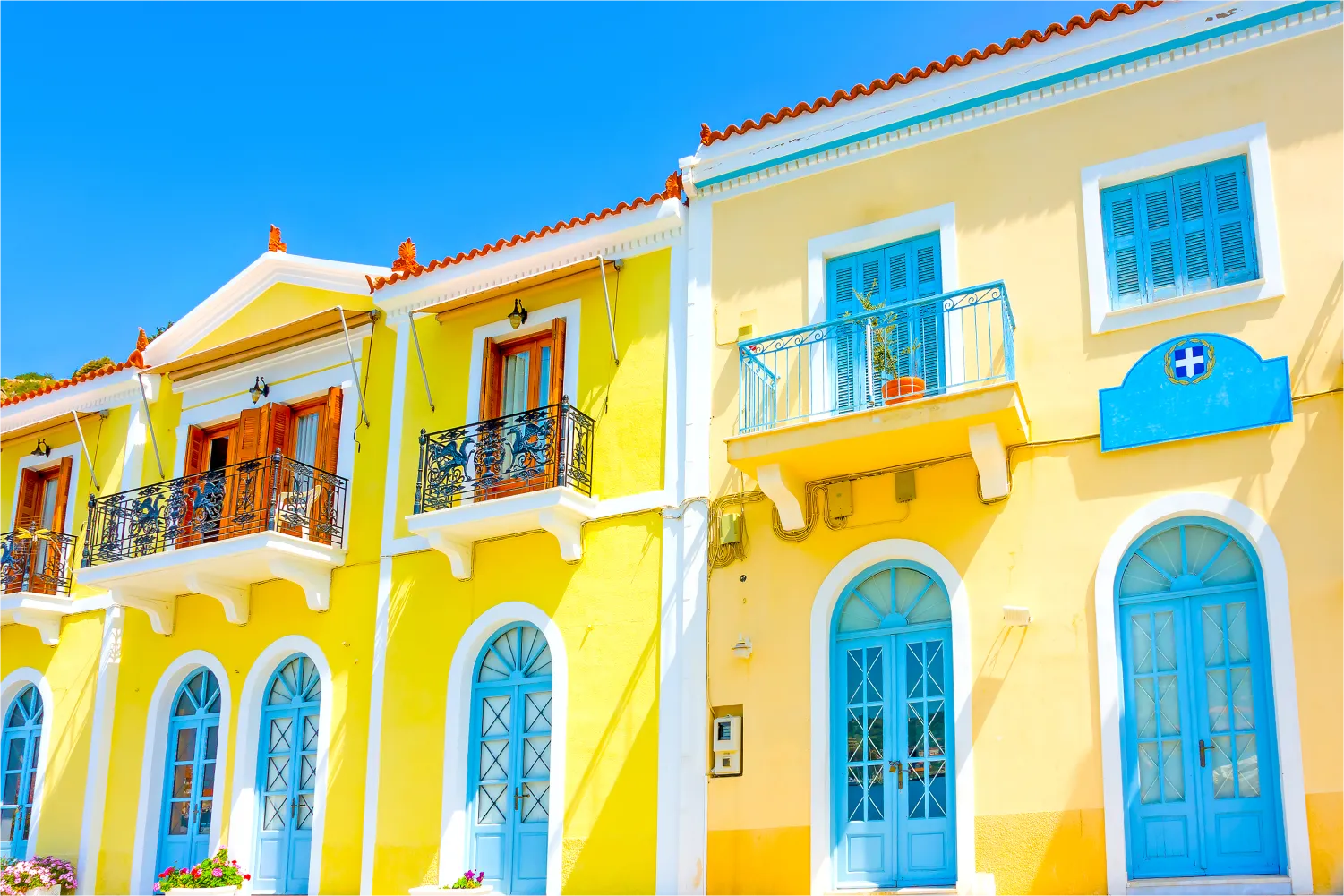 Traditionelles altes gelbes Haus in Poros