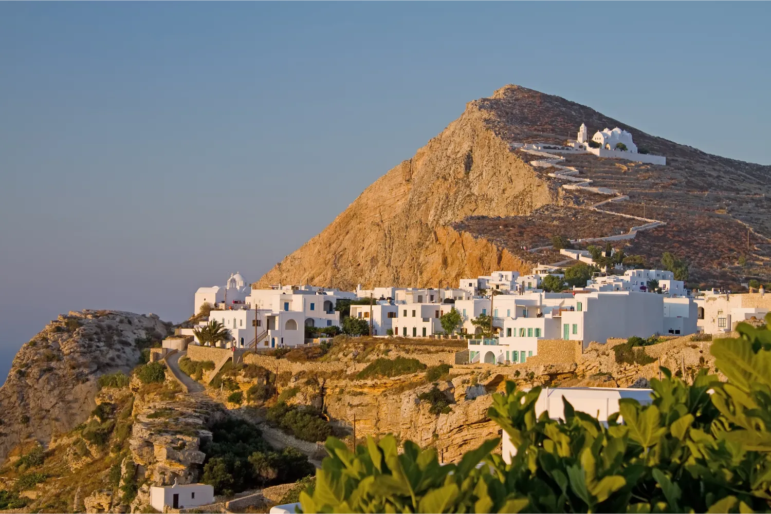 Die malerische Stadt Chora auf Folegandros und die Kirche der Jungfrau Maria auf der Spitze sitzend