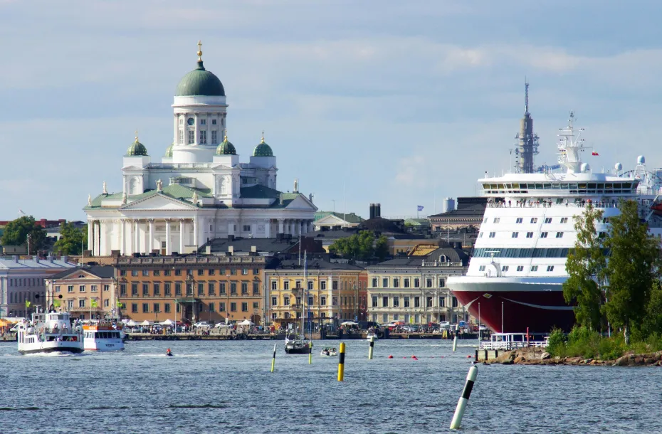 Blick auf die dominierende Kirche der Stadt und ein konventionelles Schiff im Hafen von Helsinki