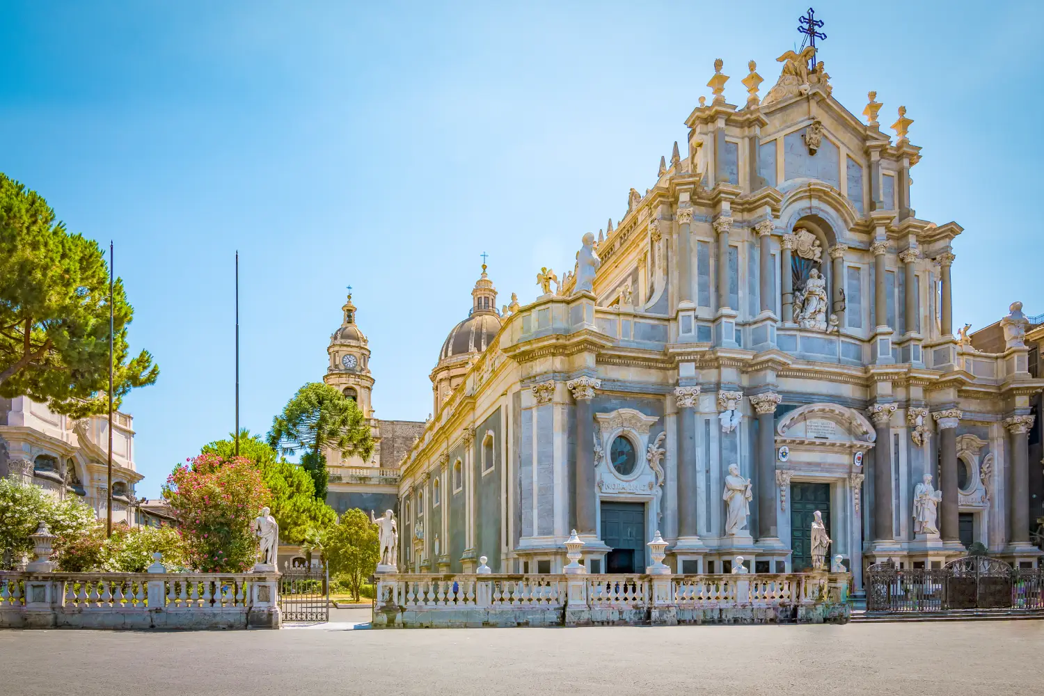 Piazza Del Duomo mit der Kathedrale von Santa Agatha in Catania, Sizilien