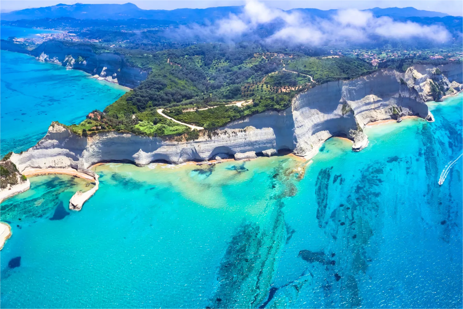 Luftaufnahme der natürlichen Landschaft von Kap Drastis im nördlichen Teil der Insel Korfu