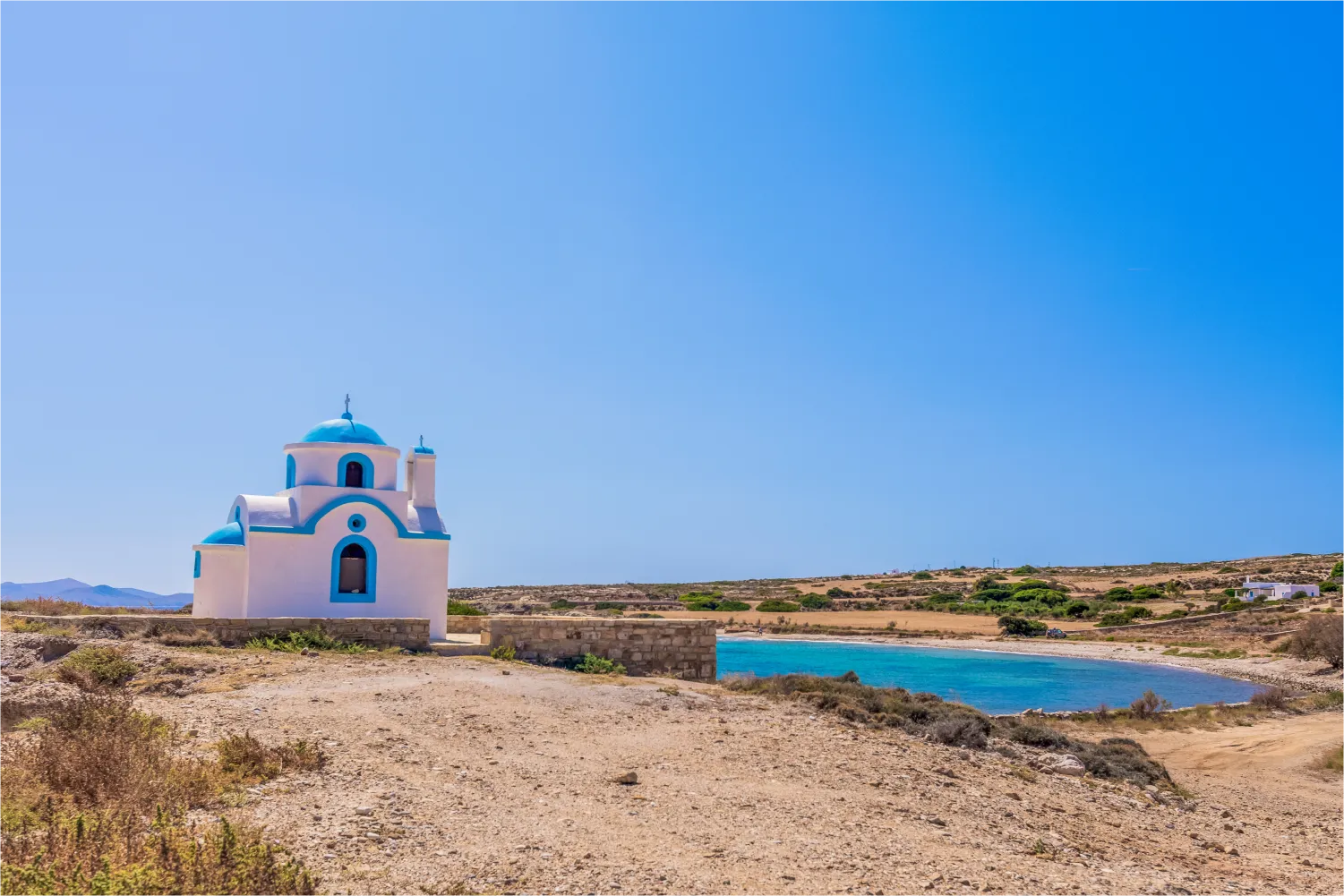 Schöne Meereslandschaft und die Kirche von Agios Nikolaos in der Nähe des Strandes in Lipsi