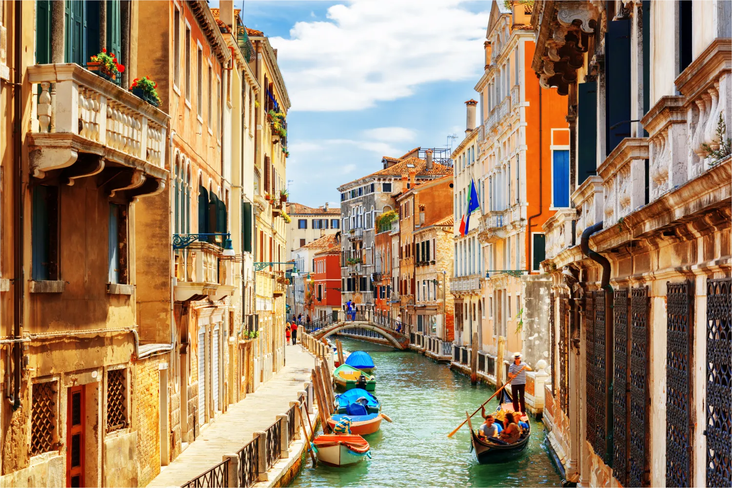 Rio Marin-Kanal mit Booten und Gondeln von der Ponte De La Bergami, Venedig