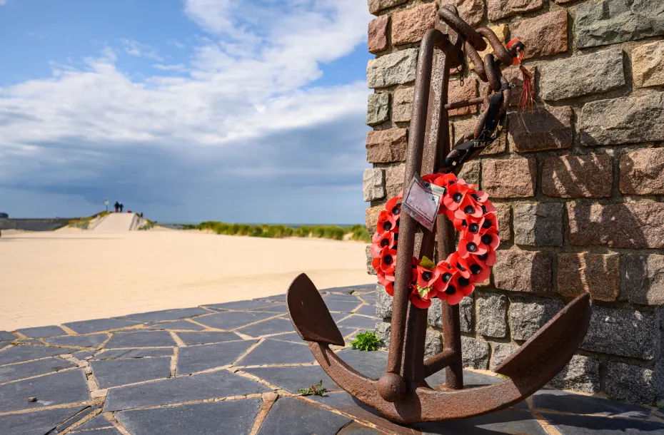 Nahaufnahme des Ankers mit Mohnblumen am Ende des Denkmals für die alliierten Streitkräfte der Operation Dynamo in Dünkirchen, Frankreich