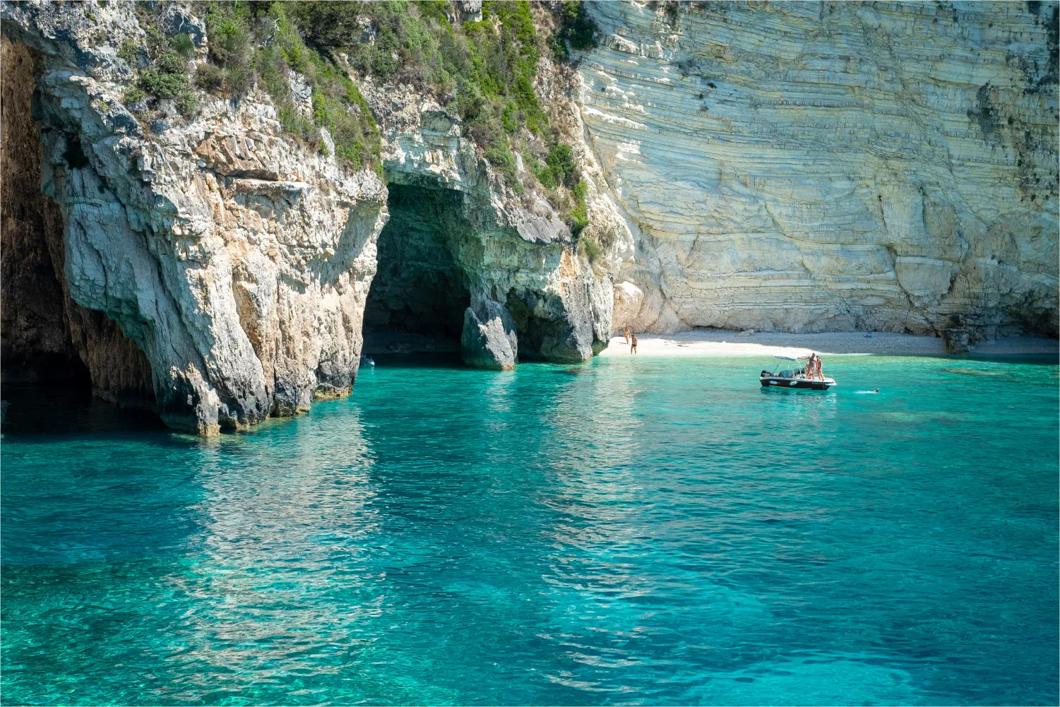 Drei außergewöhnliche, miteinander kommunizierende Meereshöhlen auf der Insel Paxos