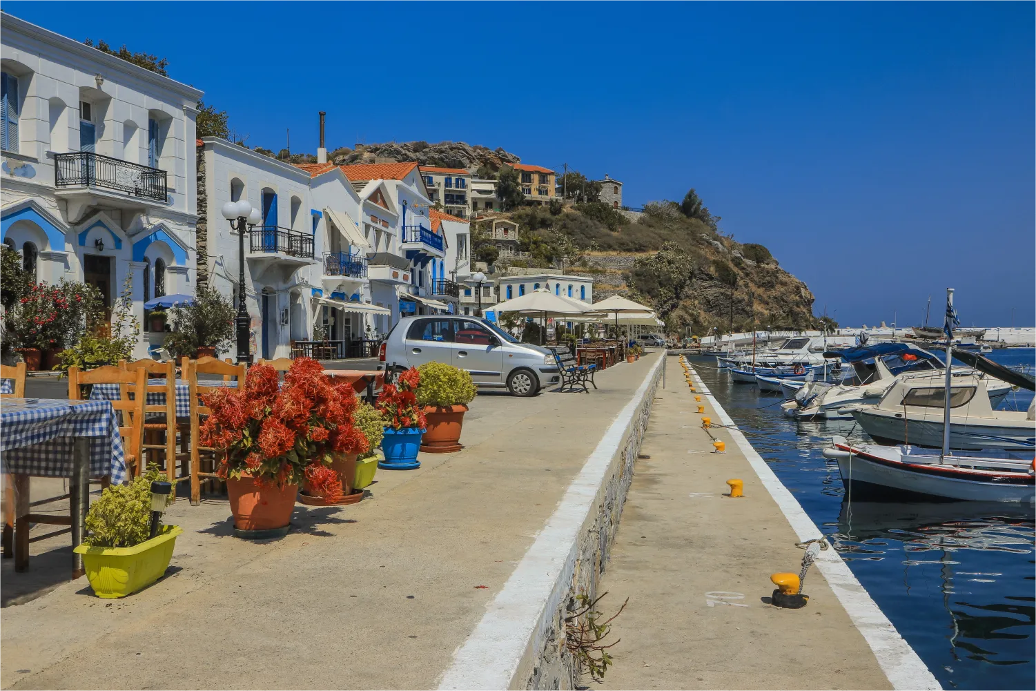 Eine schöne Promenade im Hafen von Evdilos, Ikaria