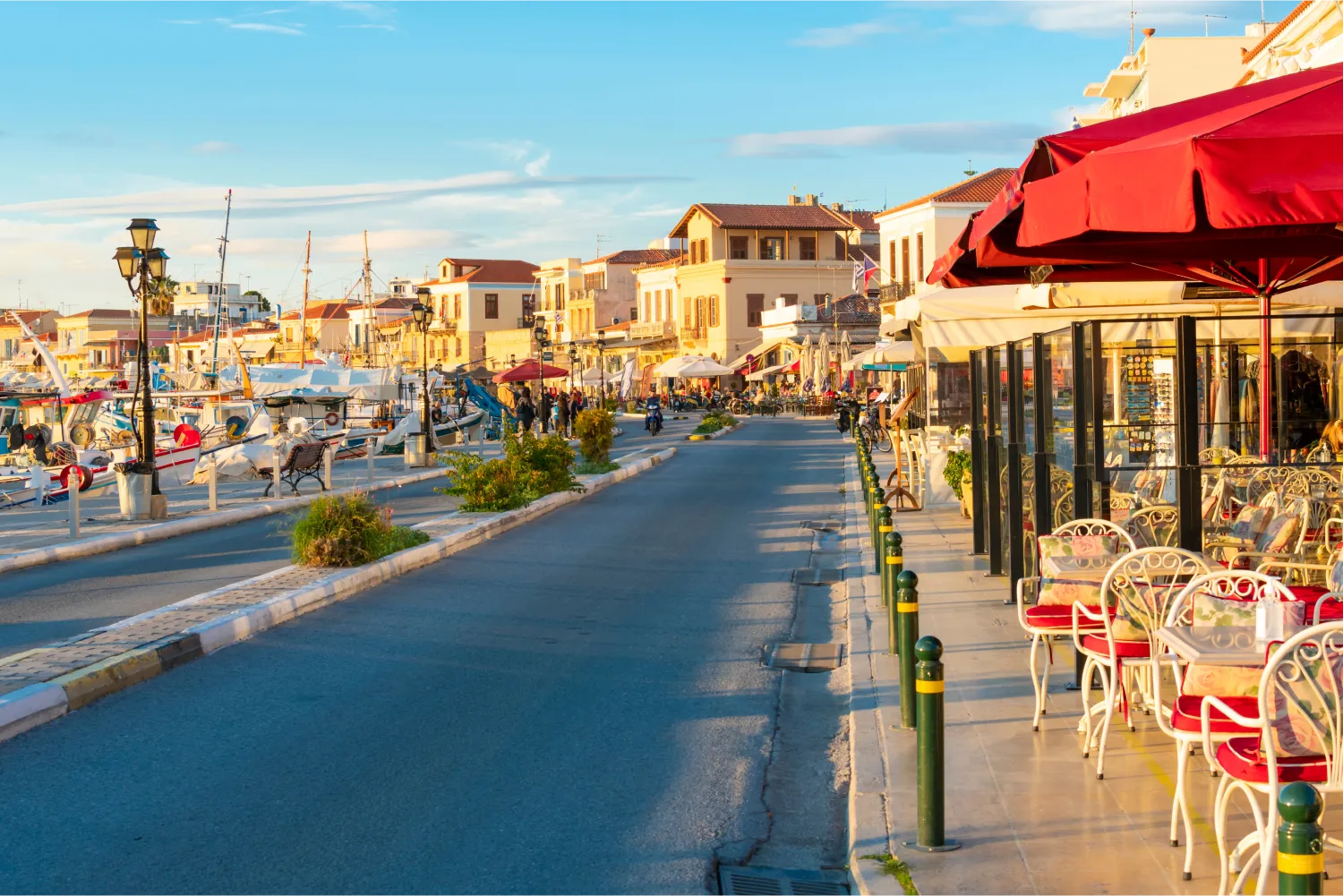 Die Hauptstraße, die durch das malerische Dorf Aegina führt, mit Geschäften und Cafés auf einer Seite