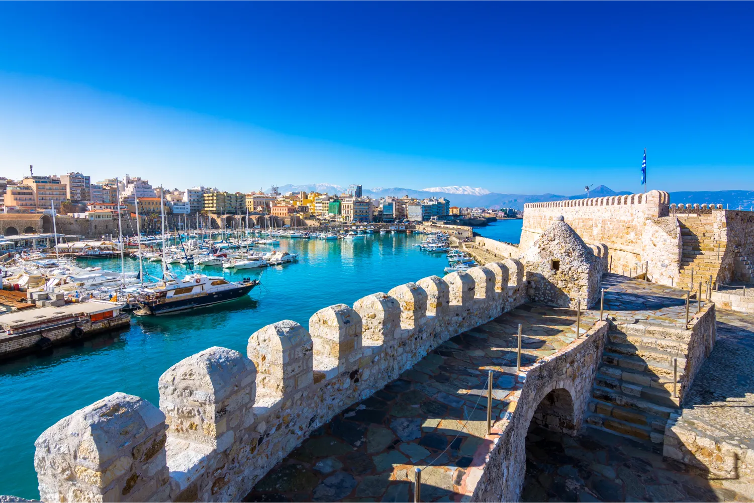 Der Hafen von Heraklion mit der alten venezianischen Festung Koule und Schiffswerften, Kreta