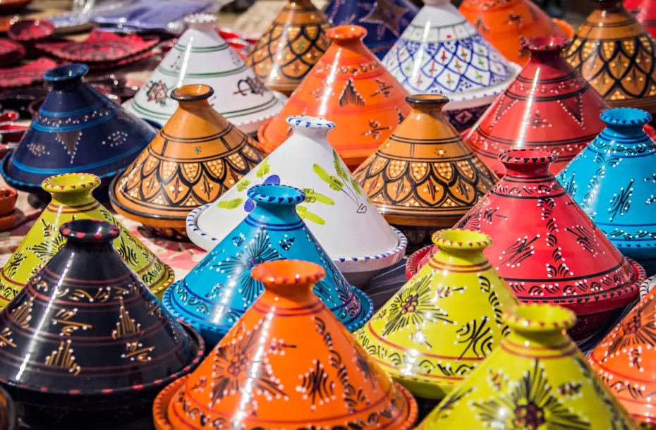 Traditionelles Berber-Geschirr namens Tajine zum Kochen von Couscous in Algerien