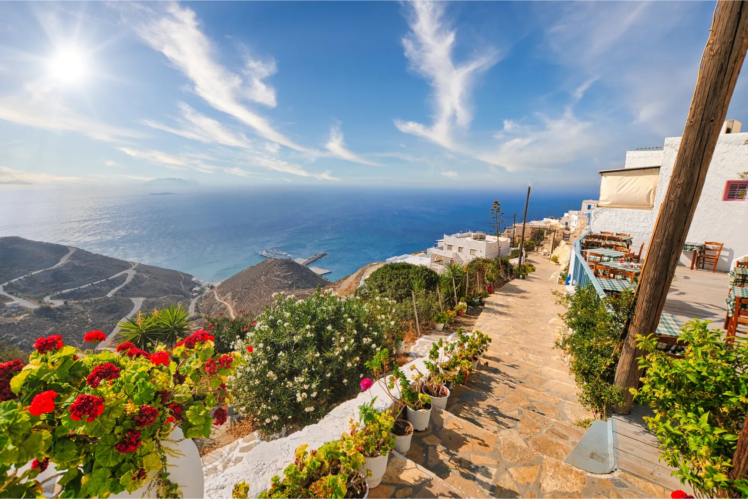 Die Chora von Anafi mit Blick auf das endlose blaue Meer