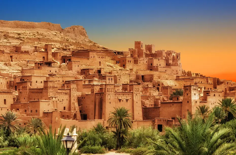 Blick auf die Kasbah Ait Ben Haddou neben dem Hohen Atlasgebirge, Marokko