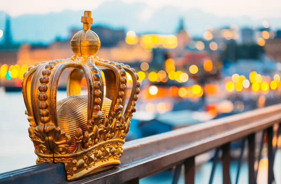 Skeppsholmsbron (Skeppsholm-Brücke) im Hintergrund, mit der berühmten Goldenen Krone davor, in Stockholm, Schweden